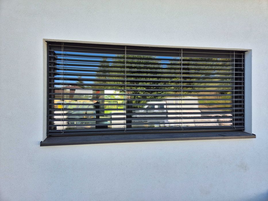 Okno z demontażu z żaluzją
