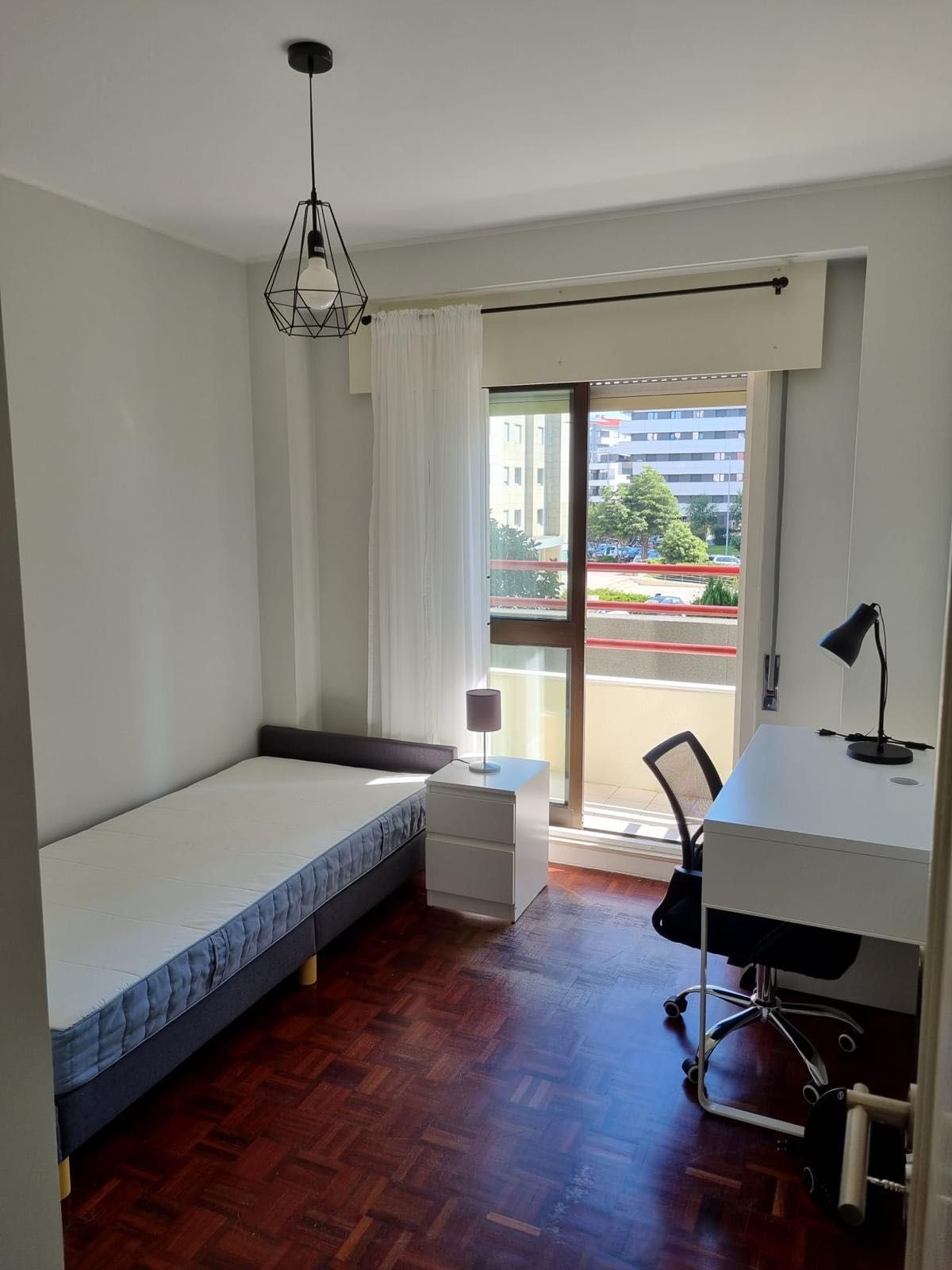 Arrendam-se quartos ao metro de Ramalde (Porto) a Raparigas Estudantes