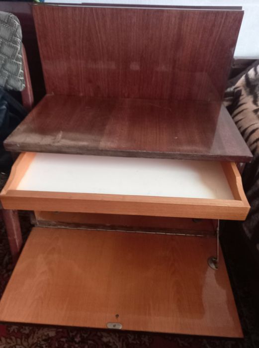 Тумби приліжкові з шухлядами