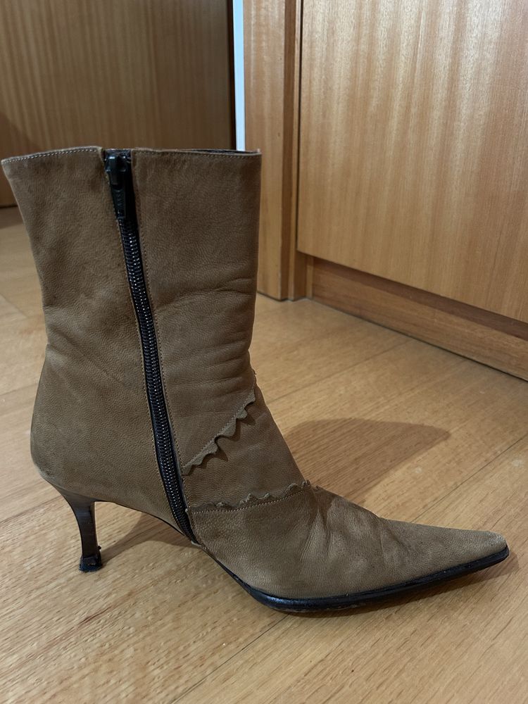 Botas em pele com ponta em bico