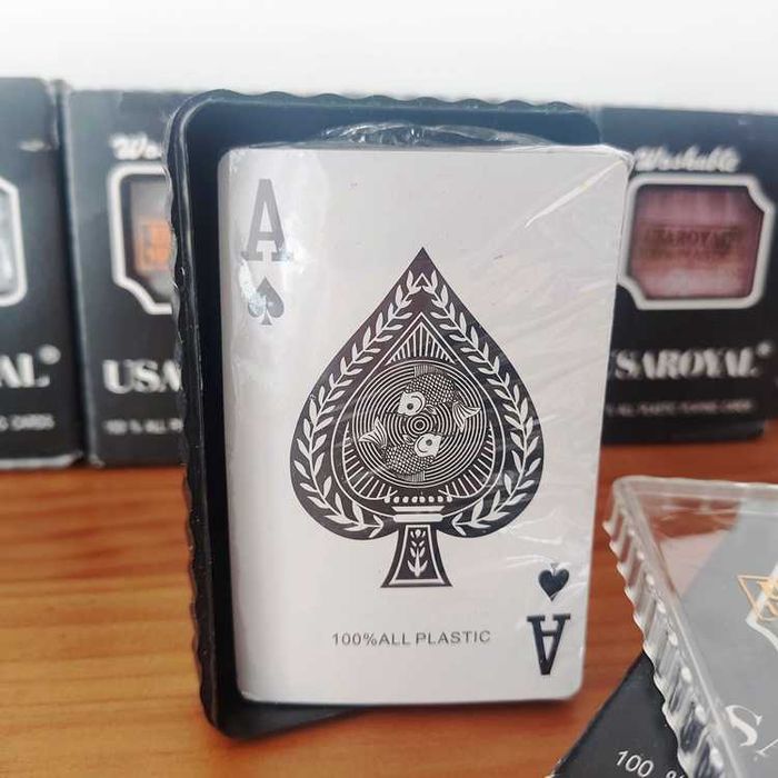 Baralho de 54 cartas revestido a plástico com caixa Novos e embalados