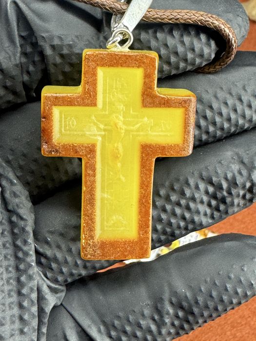 Хрестик з бурштину натільний з розпяттям 45/30 к-187