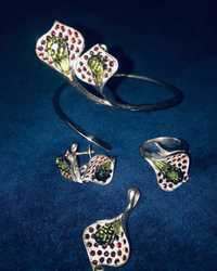 Набір зі срібла: браслет, підвіс, сережки, перстень (гранат, хризоліт)