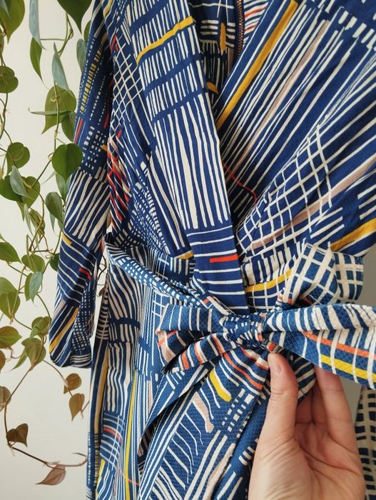 Sukienka koktajlowa, kopertowy dekolt, przewiązanie, niebieskie wzory