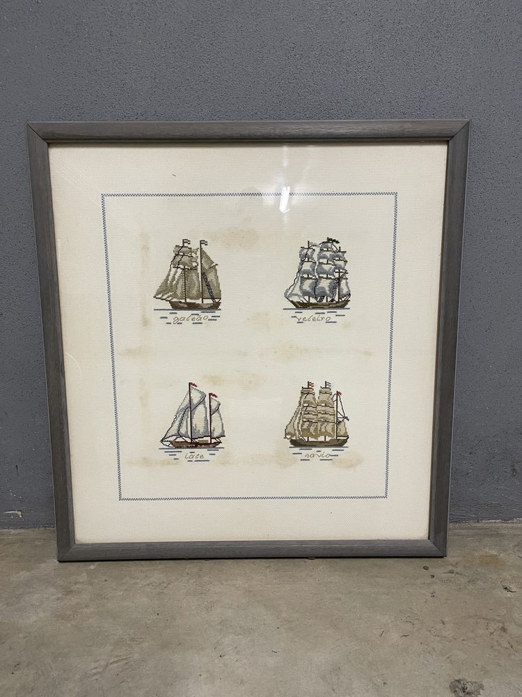 Quadro náutico decorativo com barcos bordados