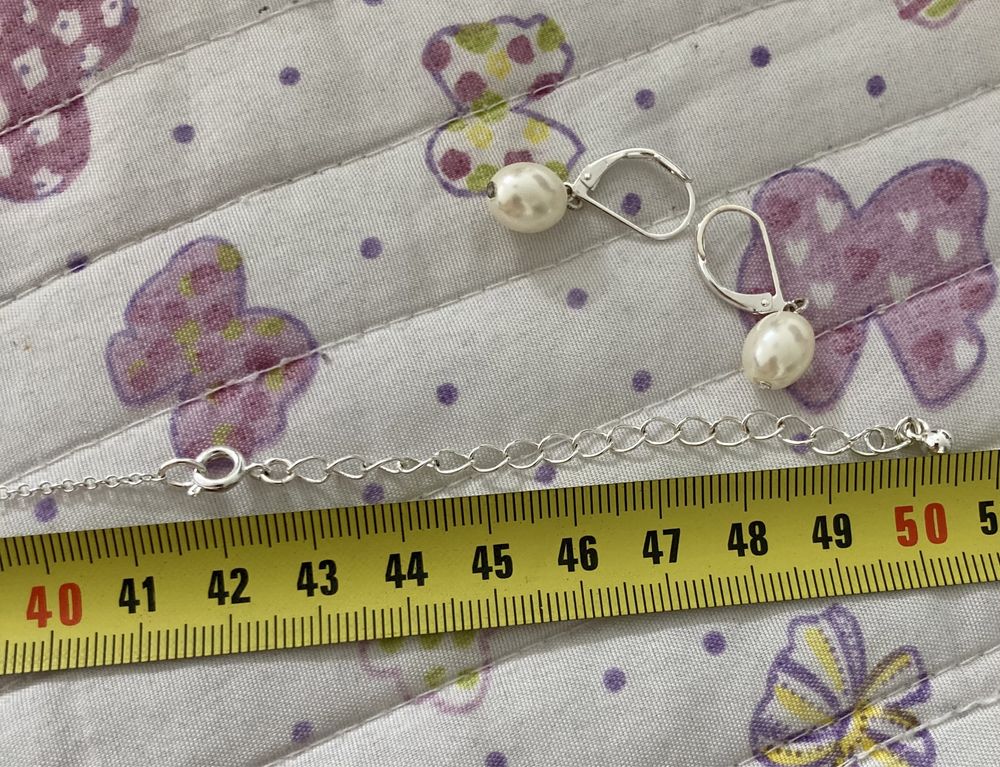 Zestaw- naszyjnik oraz kolczyki w kolorze srebra z perełkami syntet.