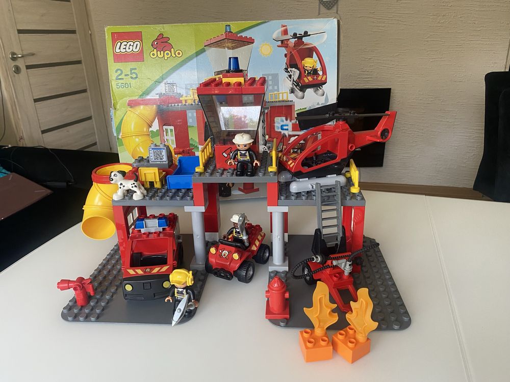 Lego Duplo 5601 remiza strażacka - baza, pojazdy, figurki, akcesoria