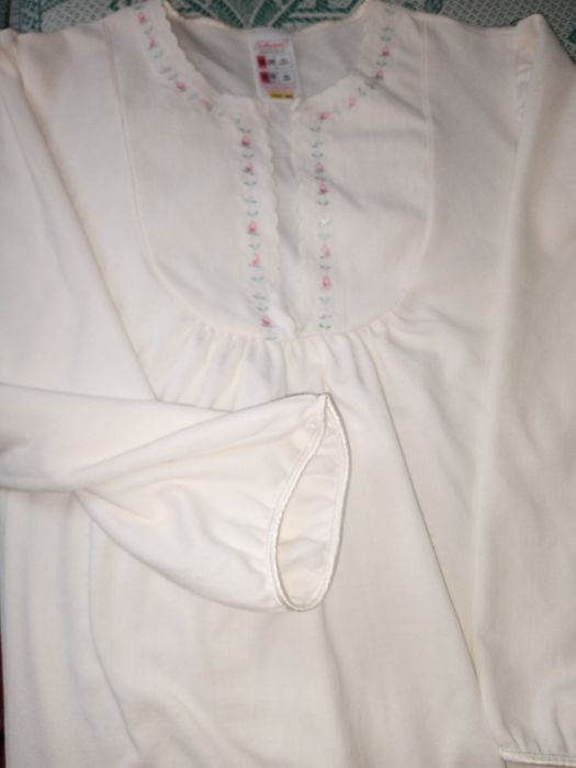 Жіноча нічна сорочка.