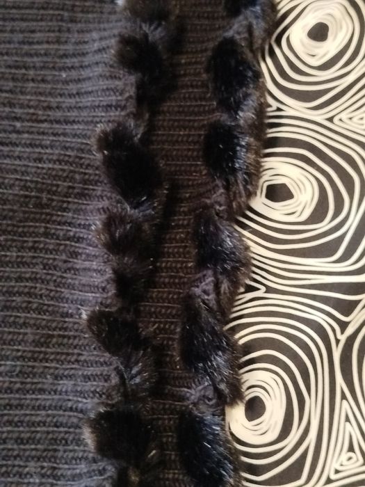 Czarny komin z futerkiem szal