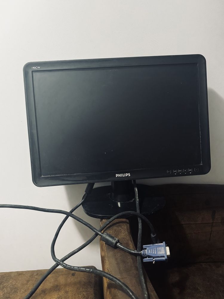 Monitor komputerowy philips z kablami