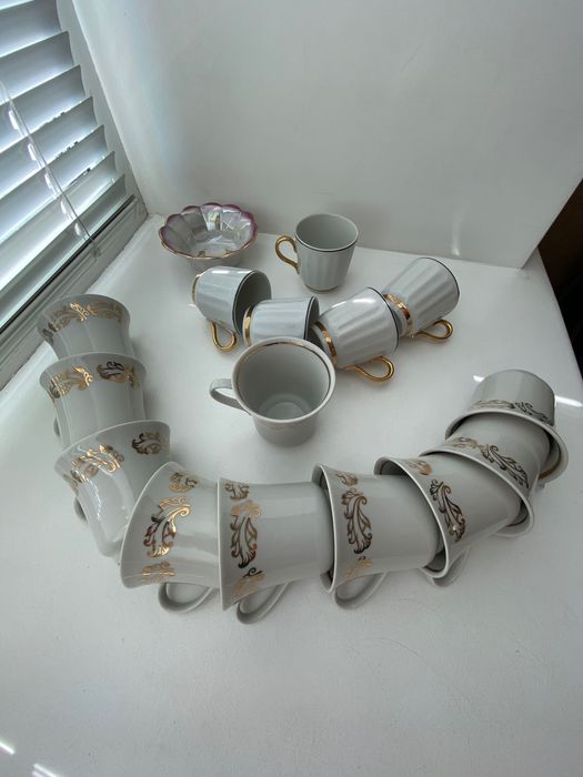 Посуда,фарфоровые тарелки,блюдо,сахарница,чашка,чайник,молочник