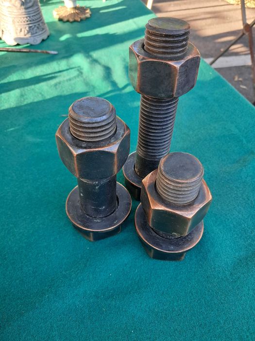 Parafusos grandes em cobre