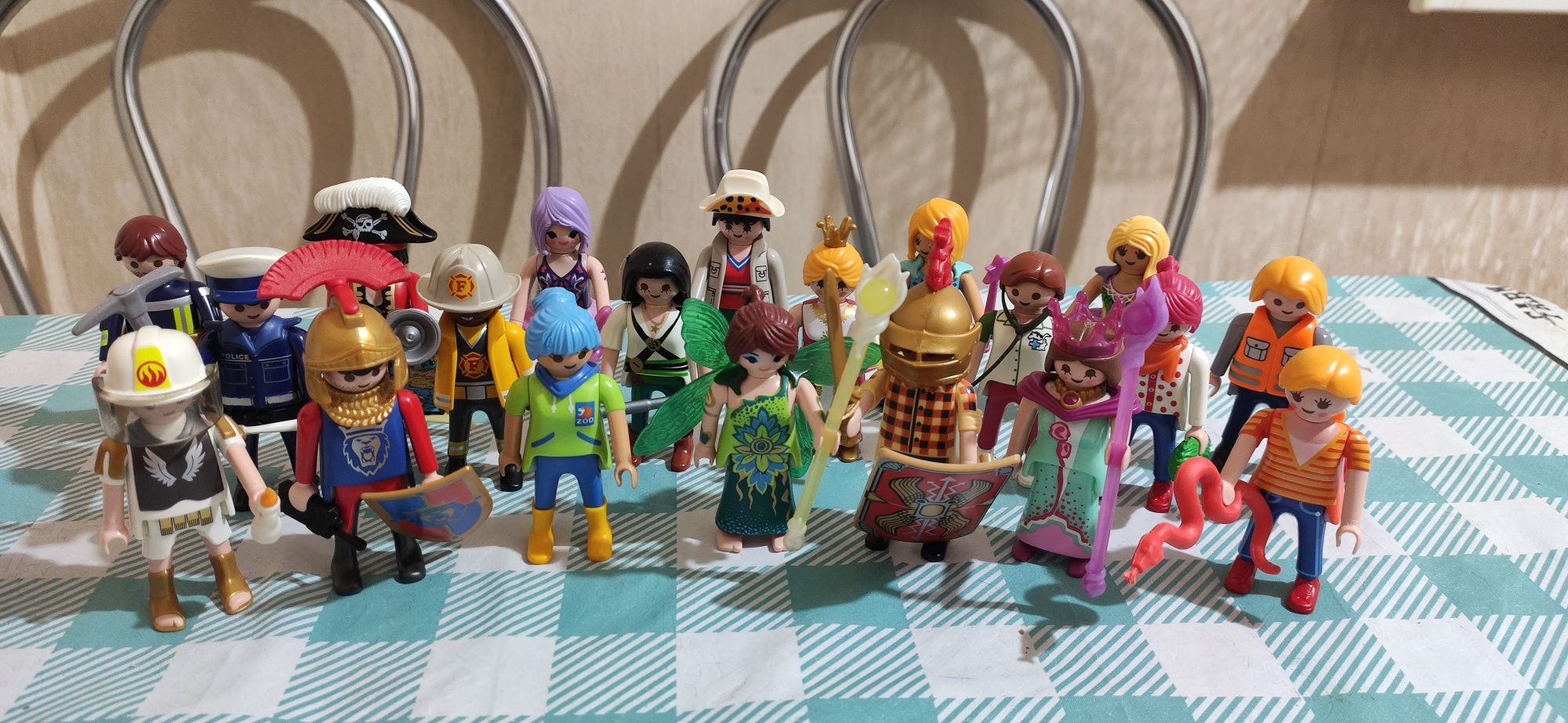 Playmobil  20 фігурок різних професій, ціна за всі.

Дж
