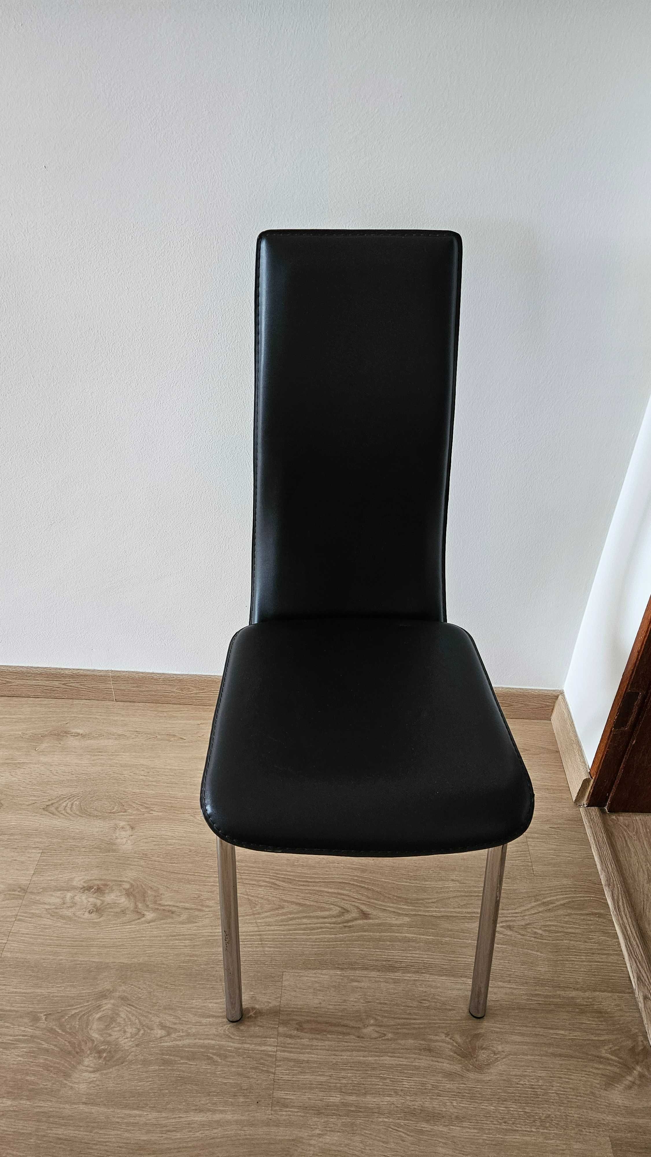 Mesa rectangular de vidro e 4 cadeiras pretas