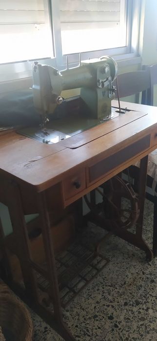 Máquina e mesa de Costura Oliva | A funcionar, bom estado
