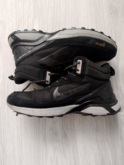 Чоловічі зимові кросівки

Nike Rivah Fur Gore-Tex Black Grey

Nike Riv