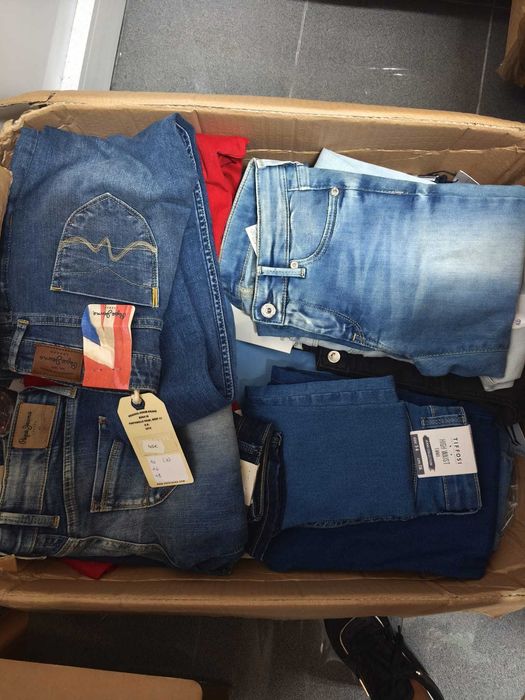 Venda de stock roupa de criança 315 pecas