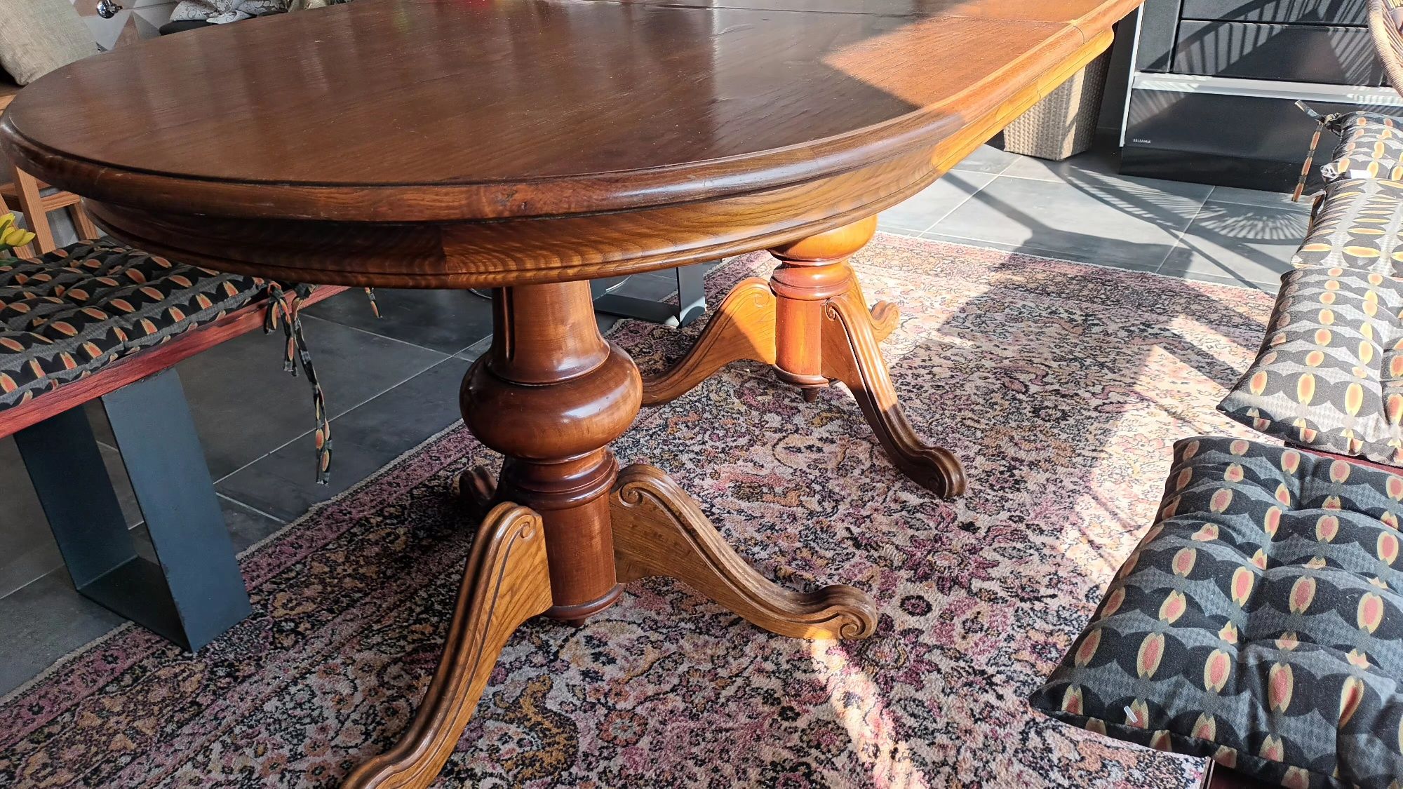 Vendo mesa de madeira em castanho
 maciço. Algumas marcas de uso no to