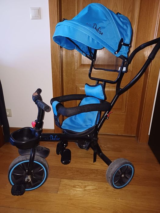 Triciclo de criança com cobertura