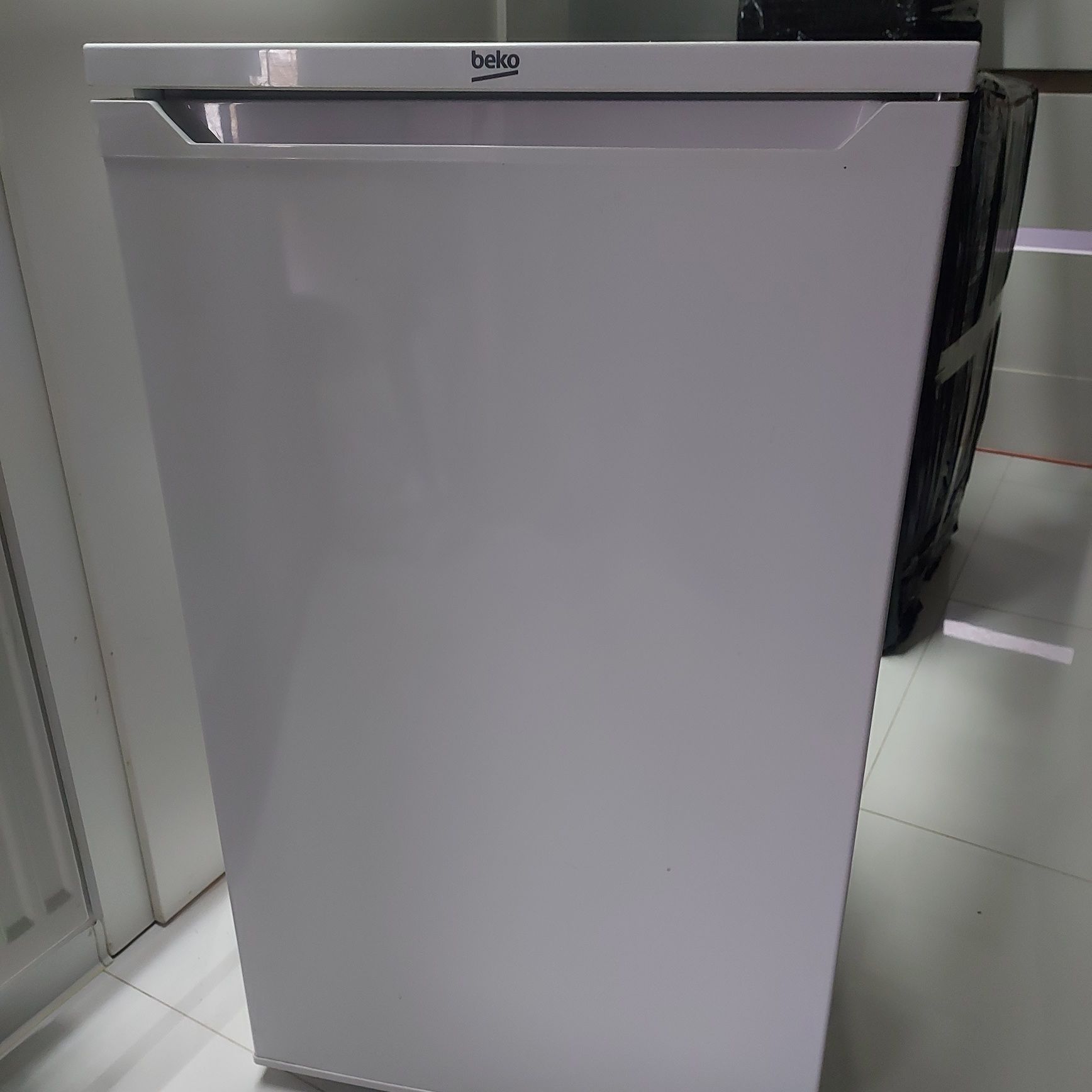Міні-холодильник барний Beko S47090 85 см