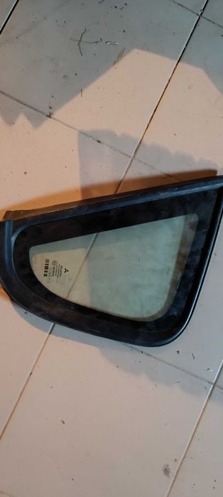 Заднє ліве скло Mitsubishi Colt 04-12