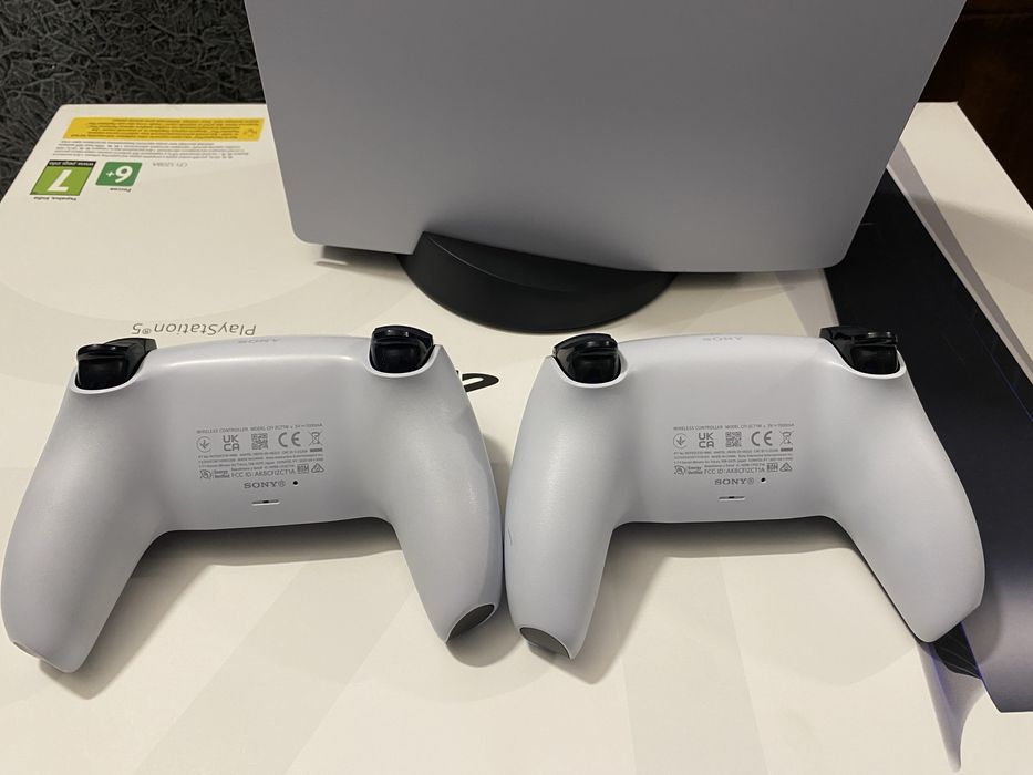 PlayStation 5(два геймпади-оригінальні)