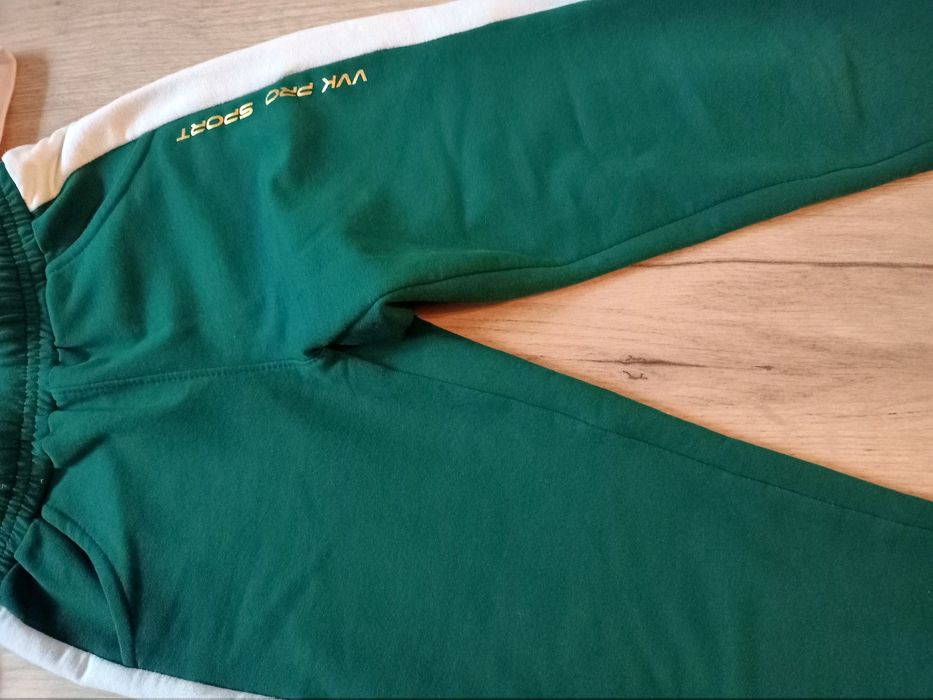 Спортивный трикотажный костюм