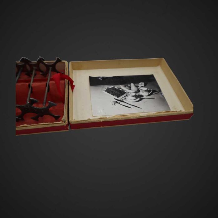 Zestaw metalowych koziołków pod sztućce w pudełku b51/102160