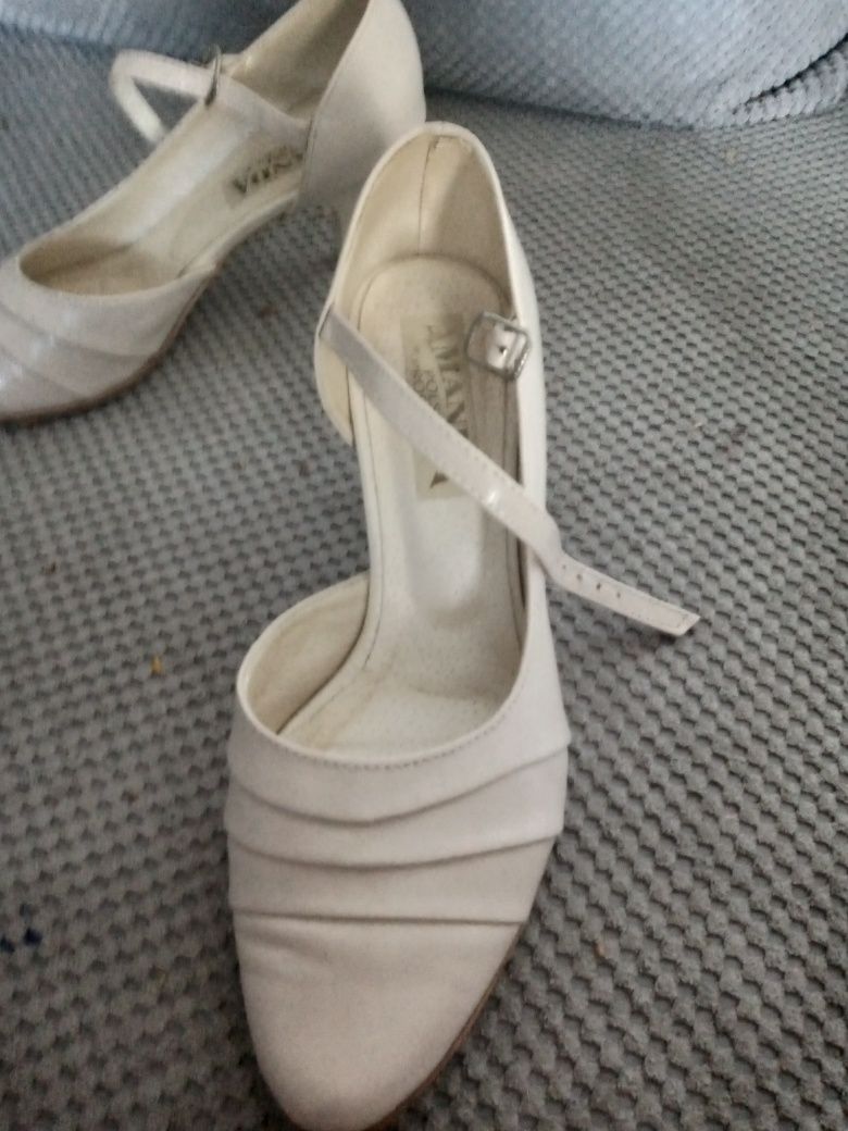 Buty szpilki ecru rozmiar 36