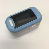 Pulsoksymetr na palec z wyświetlaczem OLED.