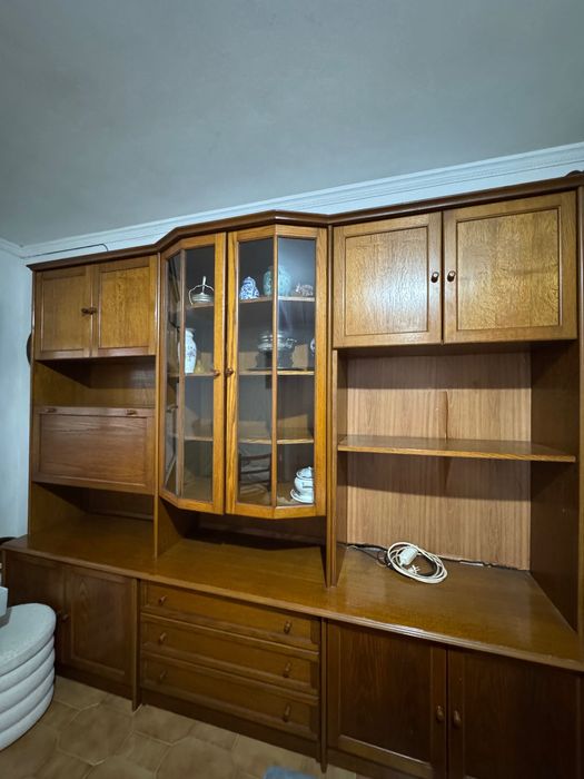 Móvel de sala em madeira com vitrina
