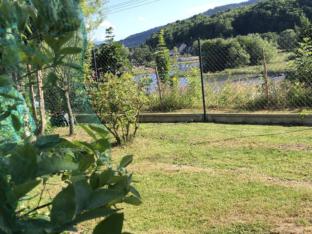 Domek w gorach nad jeziorem Beskidy