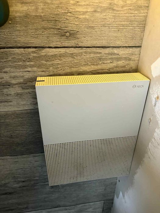 Xbox one s z padem i okablowaniem