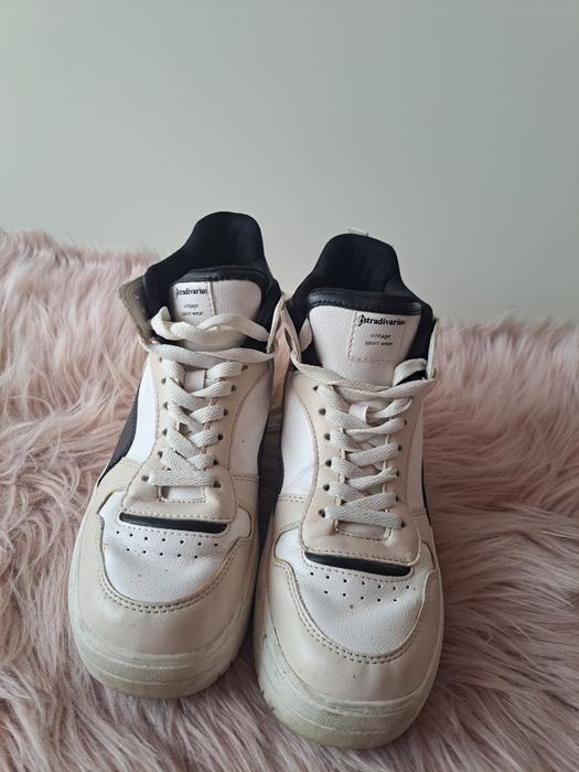 Jasne buty sneakersy