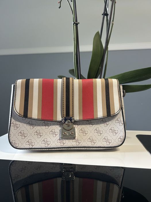 Torebka GUESS beżowa listonoszka, paski