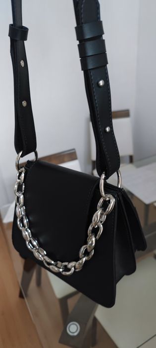 Сумка кросбаді із ланцюгом
