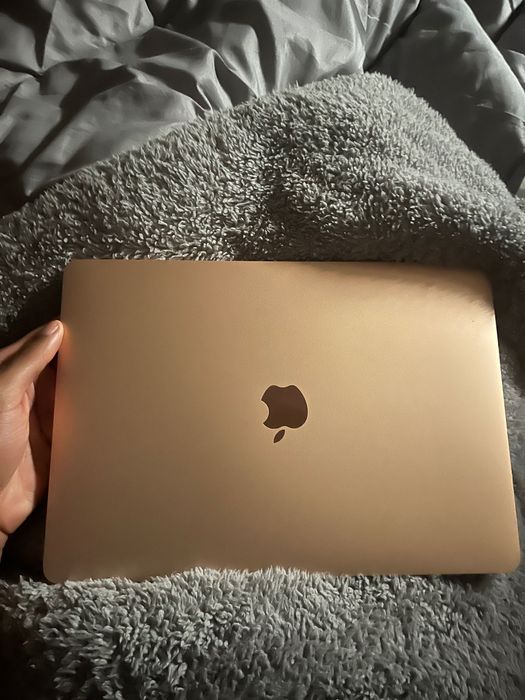 ALMOST BRAND NEW! MacBook Air 2019 – Only 2 months of use!64283907066499122