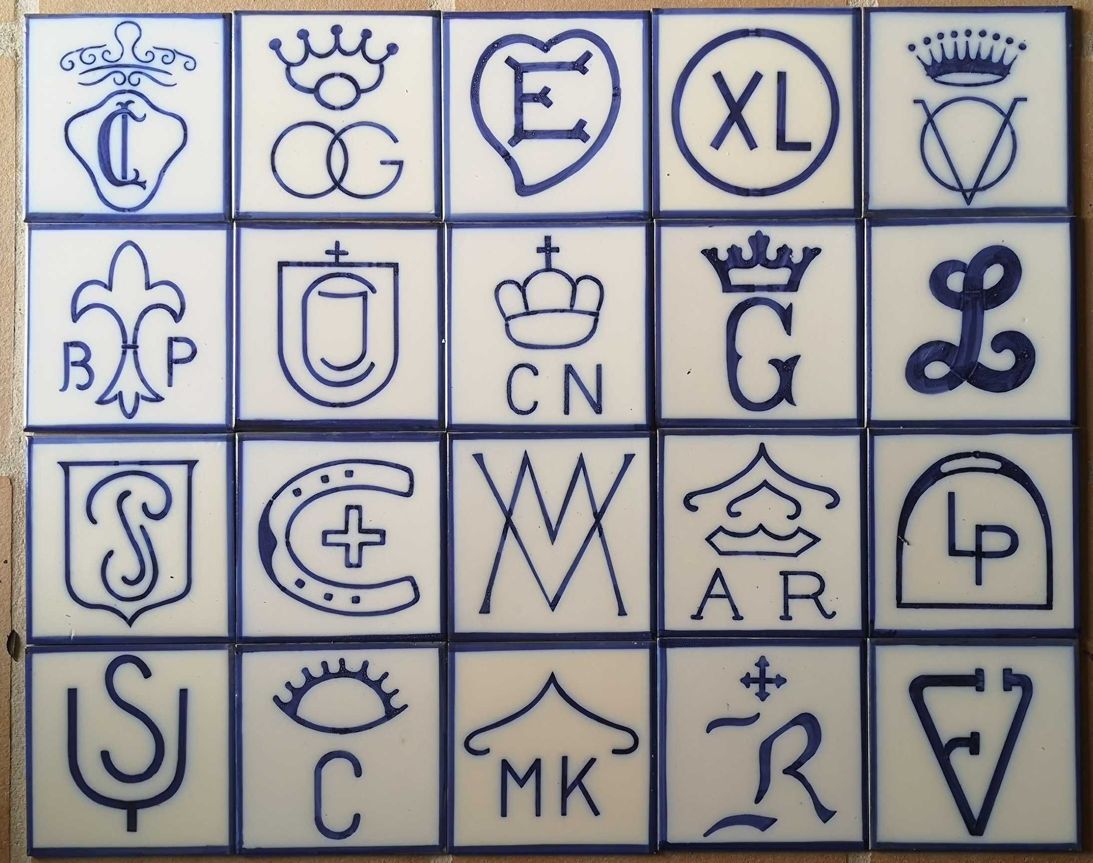 Coleção de azulejos com ferros de coudelarias