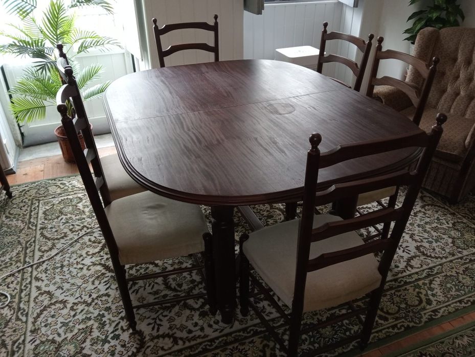 Mesa de sala em madeira maciça, com 8 cadeiras estofadas