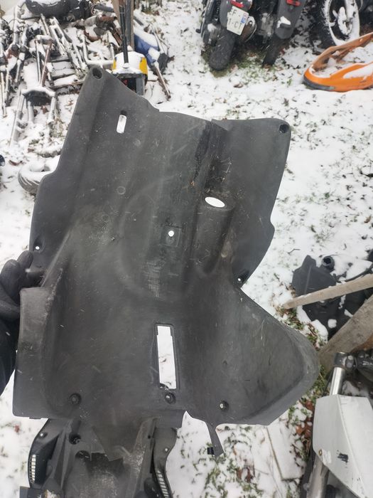 Kokpit,plastik od kolan Yamaha aerox