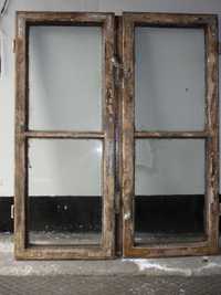 Okno drewniane stare zabytkowe z okuciami .
