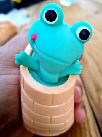 Gniotek zabawka antystresowa wychodząca żabka