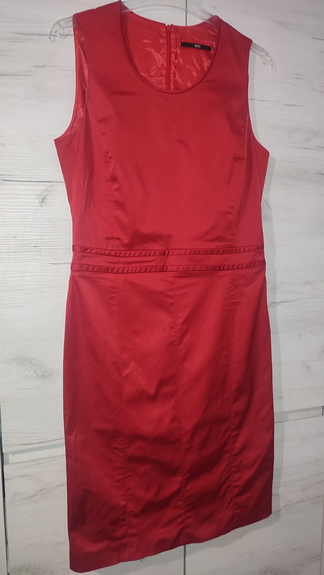 Ołówkowa sukienka Hugo Boss 38 czerwona.
Stan idealny. Szerokość pod p