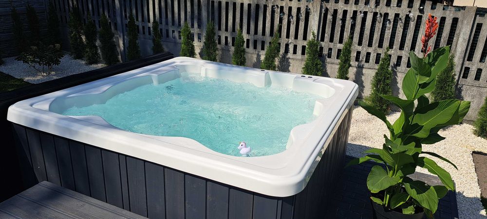 Nowe całoroczne jacuzzi ogrodowe SPA w ogrodzie jakuzzi hydromasaż