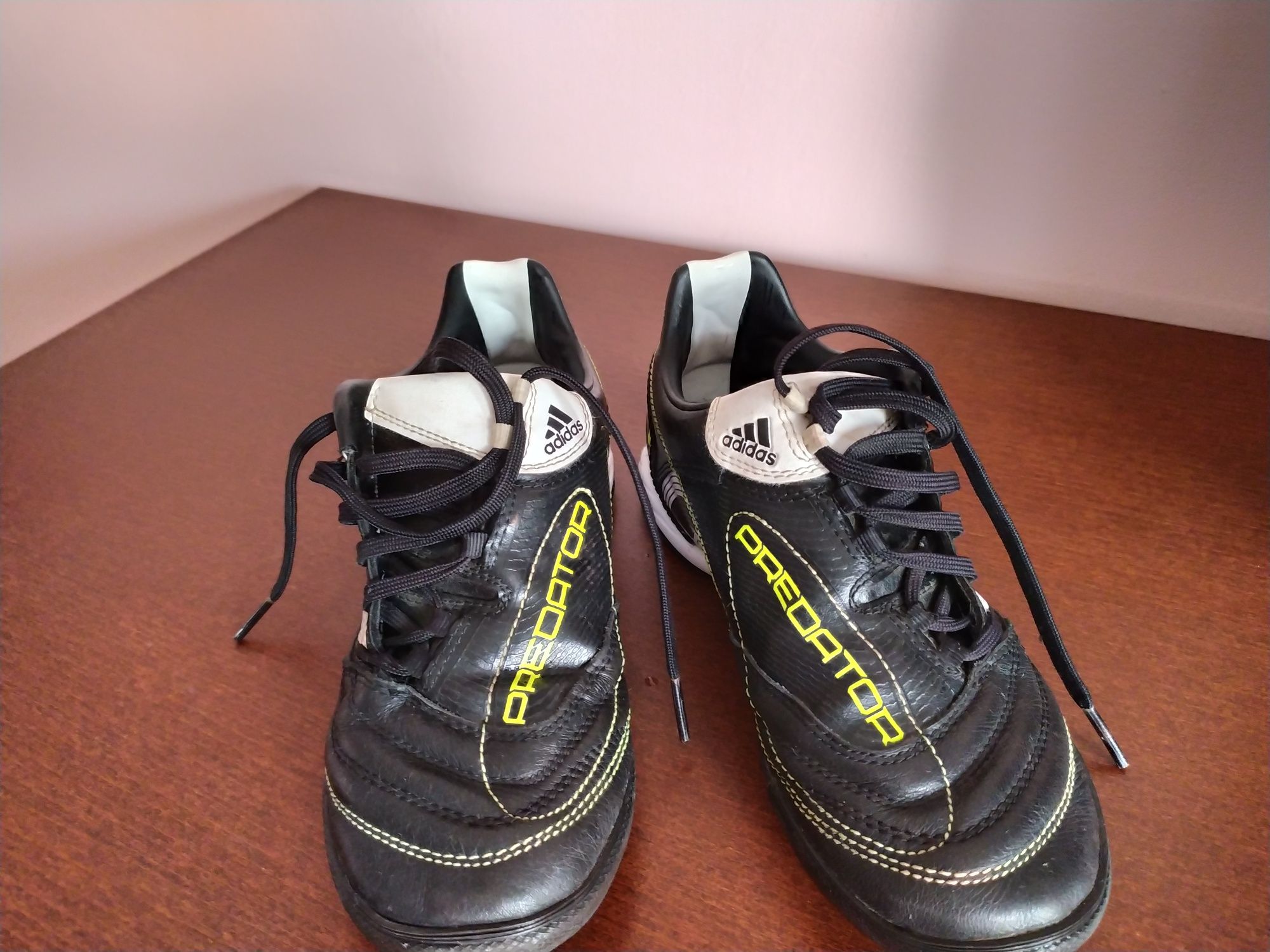 Buty do piłki nożnej firmy Adidas