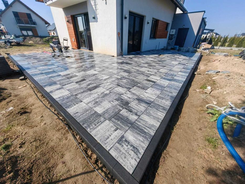 Układanie kostki brukowej i montaż ogrodzeń