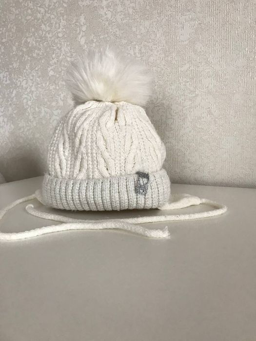 Біла тепла шапочка для дівчинки