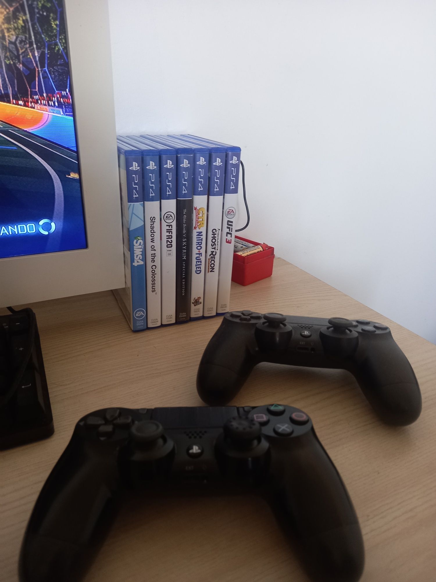 Ps4 como nova com dois controles e 6 jogos