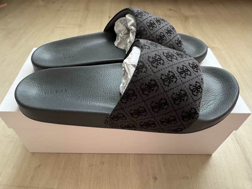 Шльопанці чоловічі Guess