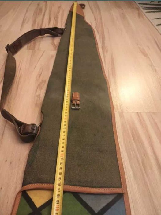 Parciany pokrowiec na wiatrówkę z  wyściółką i paskiem.